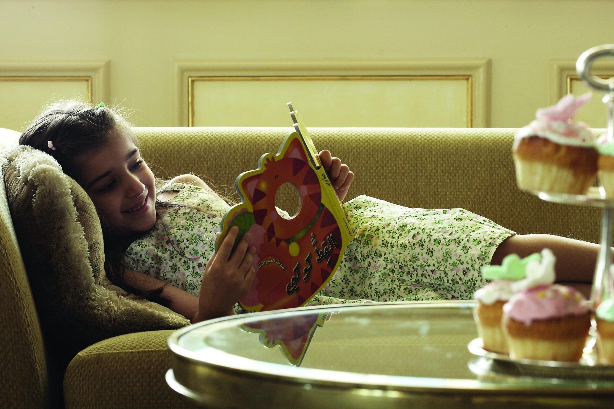 Four Seasons Cairo At The First Residence Giza Dış mekan fotoğraf A child reading a book