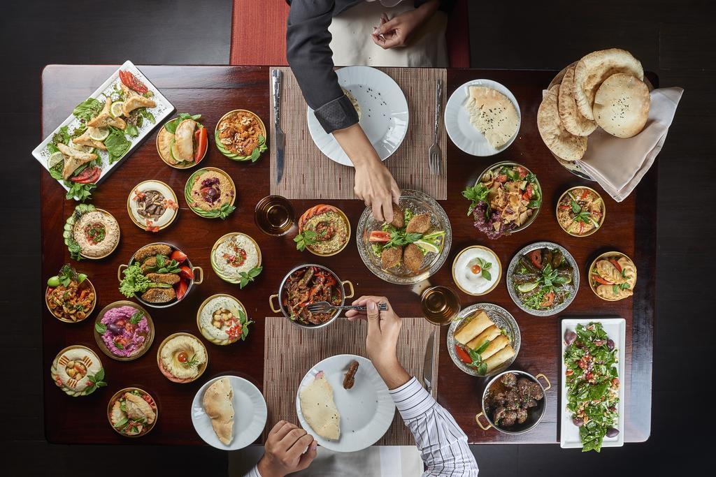 Four Seasons Cairo At The First Residence Giza Dış mekan fotoğraf A selection of dishes at a restaurant in Dubai