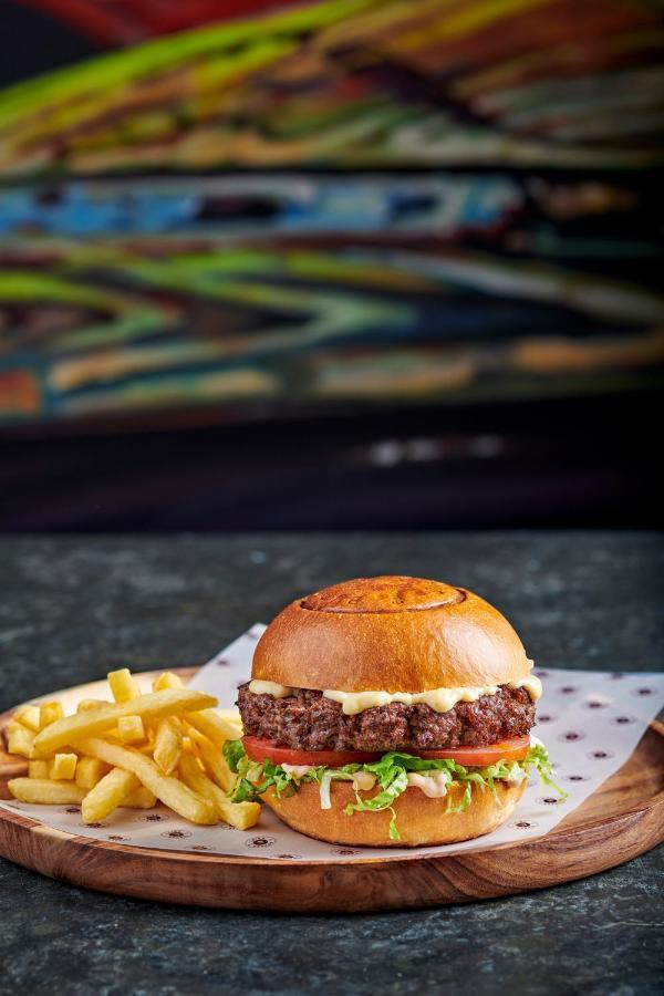 Four Seasons Cairo At The First Residence Giza Dış mekan fotoğraf A burger from the restaurant