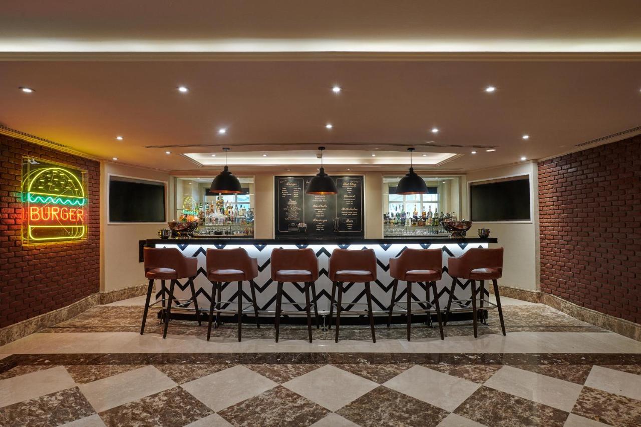 Four Seasons Cairo At The First Residence Giza Dış mekan fotoğraf The bar at the Burger Bar
