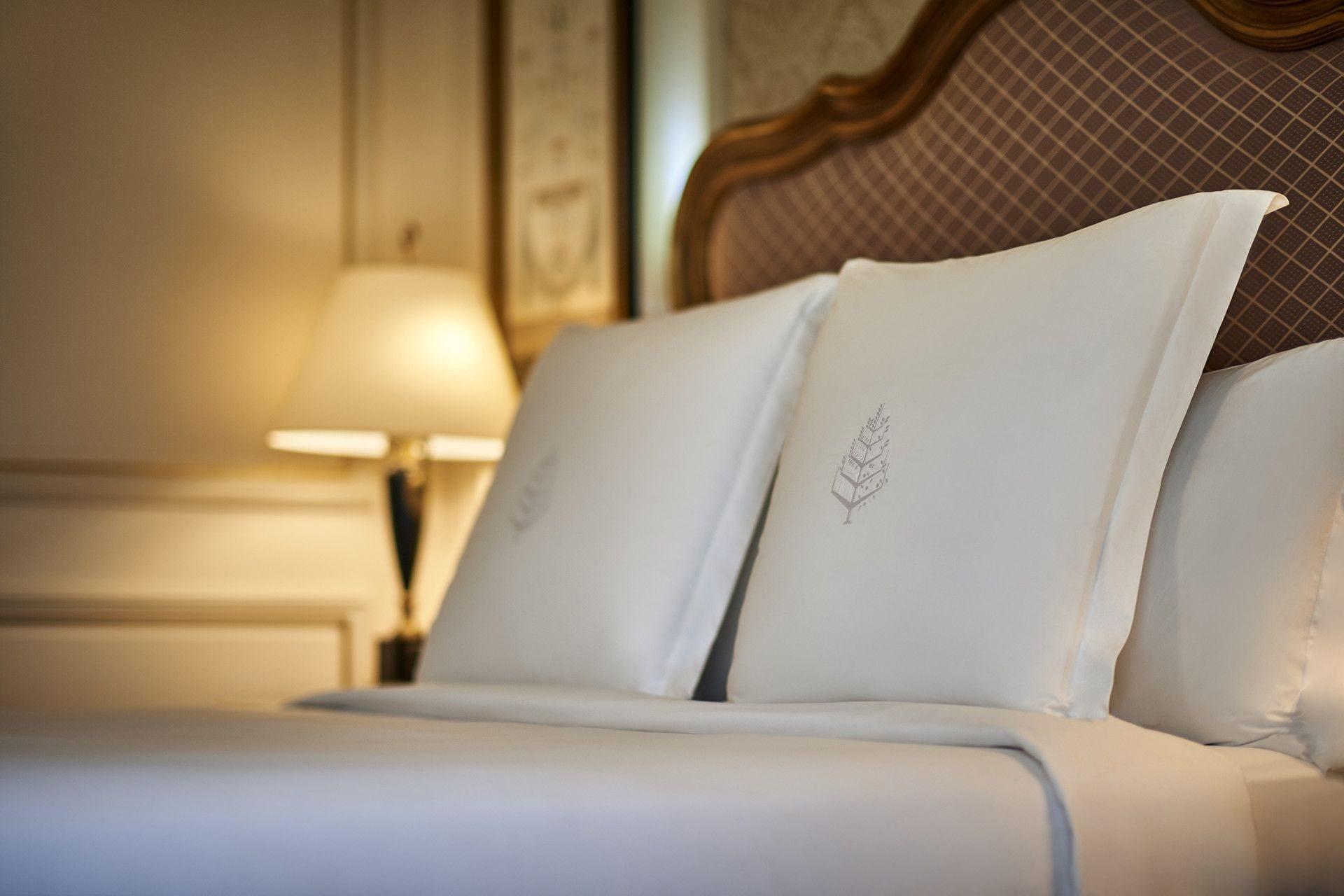 Four Seasons Cairo At The First Residence Giza Dış mekan fotoğraf Pillows on a bed