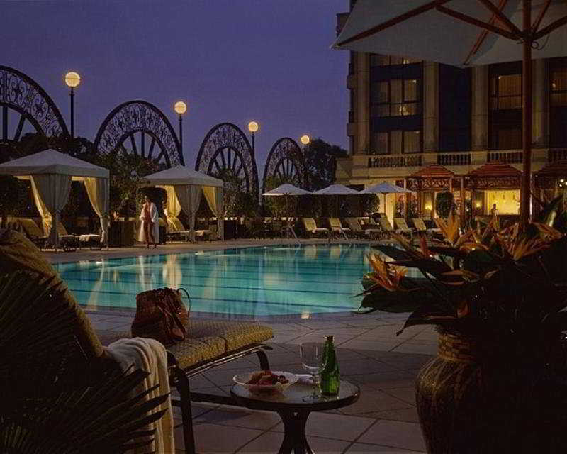 Four Seasons Cairo At The First Residence Giza Konforlar fotoğraf The pool at the Four Seasons Hotel