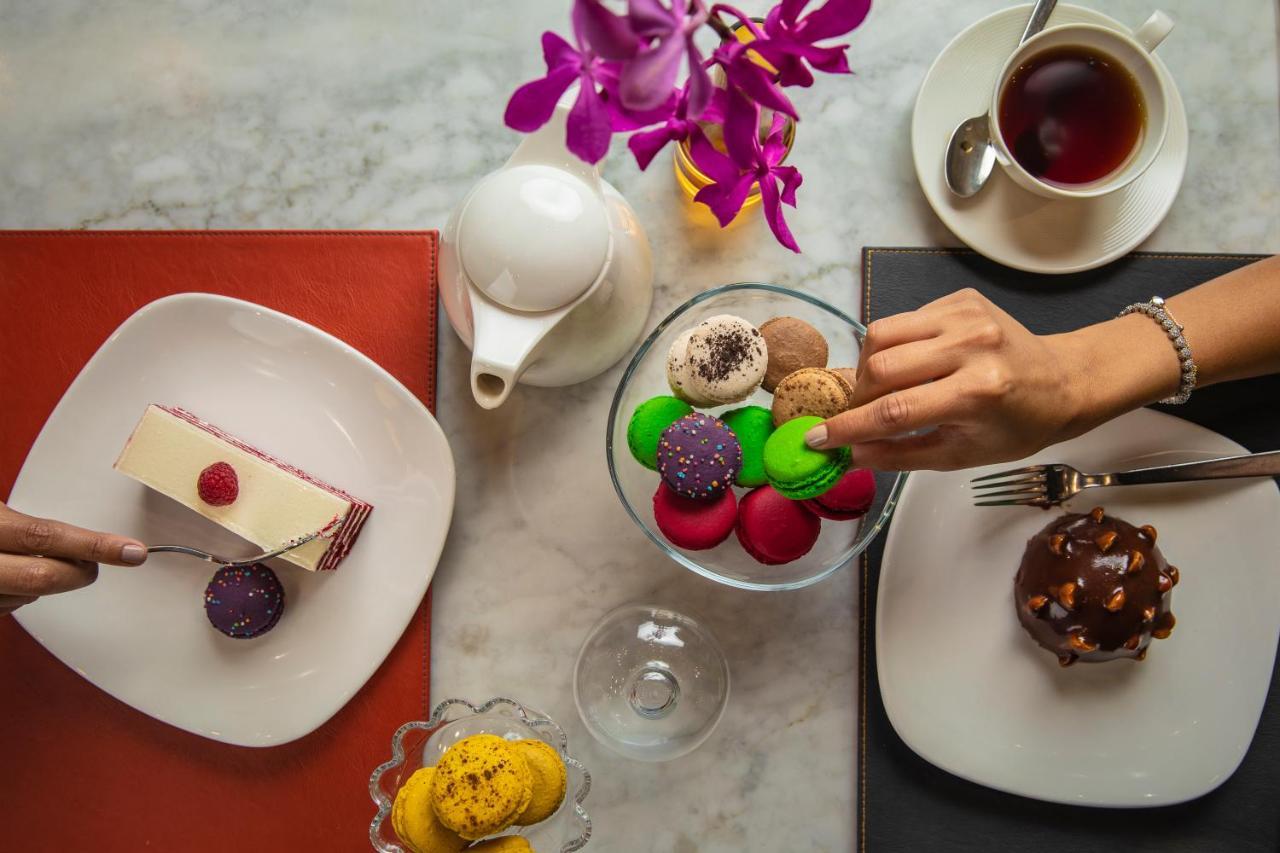 Four Seasons Cairo At The First Residence Giza Dış mekan fotoğraf A selection of desserts